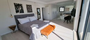 5 Schlafzimmer, Schreibtisch, Bügeleisen/Bügelbrett, WLAN