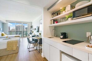 Iron/ironing board, travel crib, WiFi, bed sheets - Balcony Studio Suite with Bay & City Views (Miami)