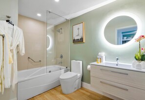 Dusche, Haartrockner, Handtücher, Shampoo