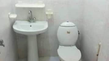Standard Twin Room | Bathroom | Shower, free toiletries, slippers, towels