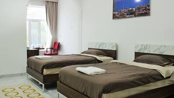 Tabla de planchar con plancha, wifi gratis y ropa de cama