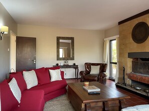 Smart TV, fireplace - Nyikani House – Safari Stay with Mt. Kenya Views (Nanyuki)