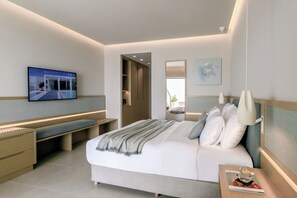 Deluxe Room Seafront | Minibar, caja de seguridad en la habitación y escritorio 