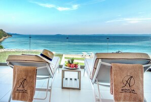 Panorama Suite Seafront | Minibar, in-room safe, desk, blackout drapes