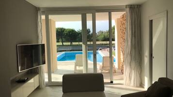 Villa, 5 Bedrooms, Private Pool, Garden View | Living area