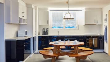 Apartment, 3 Bedrooms, Smoking, Balcony | Dining