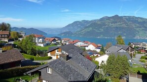 A residential area with houses, a lake, and mountains in the background. - Elfe - Apartments Studio Apartment for 2-4 Guests With Amazing View (Emmetten)