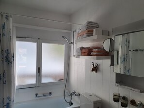 Apartment, 1 Bedroom, Smoking, Balcony | Bathroom