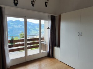 Apartment, 1 Schlafzimmer, Raucher, Balkon | Wohnbereich | Fernseher, Bücher