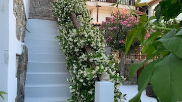 Apartment, 2 Bedrooms, Smoking, Balcony | Property grounds