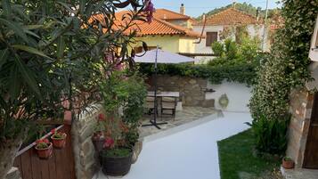 Apartment, 2 Bedrooms, Smoking, Balcony | Property grounds