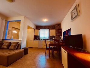 คอนโด, 2 ห้องนอน, ลานระเบียง, วิวสวน | ห้องนั่งเล่น | ทีวีจอแบน