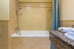 Bathroom - Jbr Very Cozy 2 Br Apartment High Floor Sea View (Dubai)