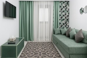 Chalet, 1 Bedroom, Accessible, Smoking | Living room