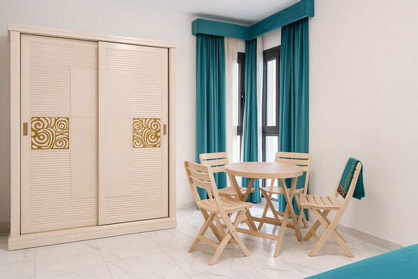 Chalet, 1 Bedroom, Accessible, Smoking | Dining room