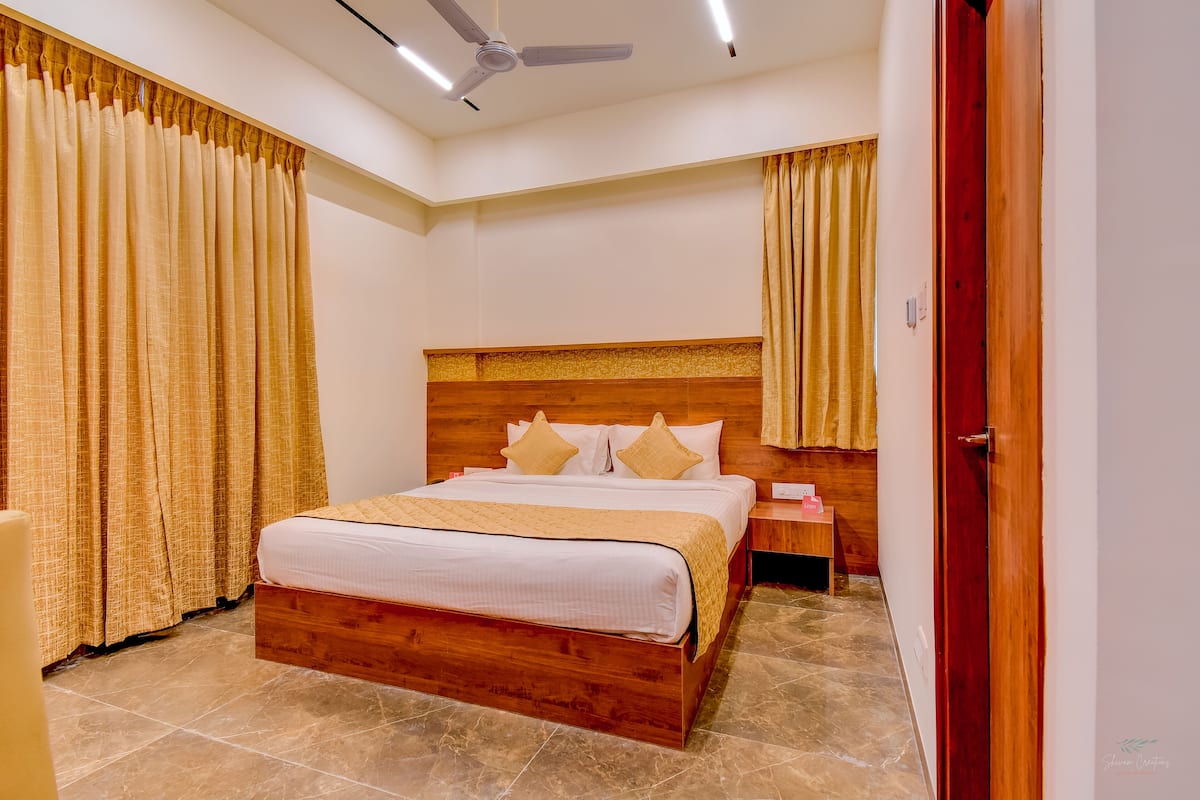 Deluxe Double or Twin Room | Premium bedding, desk, iron/ironing board, rollaway beds