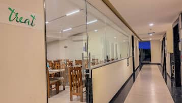 Se sirven desayunos, almuerzos y cenas; cocina internacional