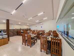 Phục vụ bữa sáng, bữa trưa, bữa tối, món ăn mang phong cách quốc tế 