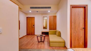 Club kamer | Woonruimte | Een 43-inch ledtelevisie met satellietzenders en een televisie