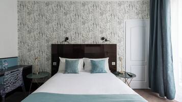 Caja de seguridad en la habitación y escritorio