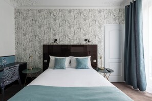 客房内保险箱、办公桌、笔记本电脑工作区、遮光窗帘