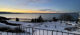 Bayside Apartment #4- Top Floor Waterfront Views above Boulevard Park