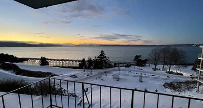 Bayside Apartment #4- Top Floor Waterfront Views above Boulevard Park