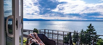 Bayside Apartment #4- Top Floor Waterfront Views above Boulevard Park