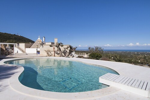 Hillside villa with pool for 5 guests in Monopoli