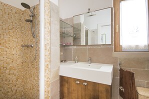 Douche, séchoir à cheveux, bidet, serviettes fournies