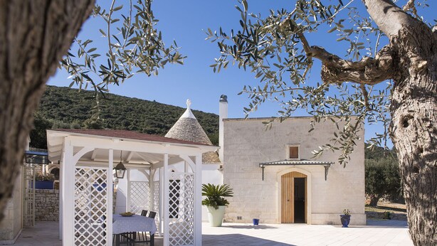 A courtyard with a gazebo, a stone building, and an olive tree. - Hillside villa with pool for 5 guests in Monopoli (Monopoli)