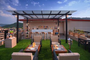 Bar junto a la piscina