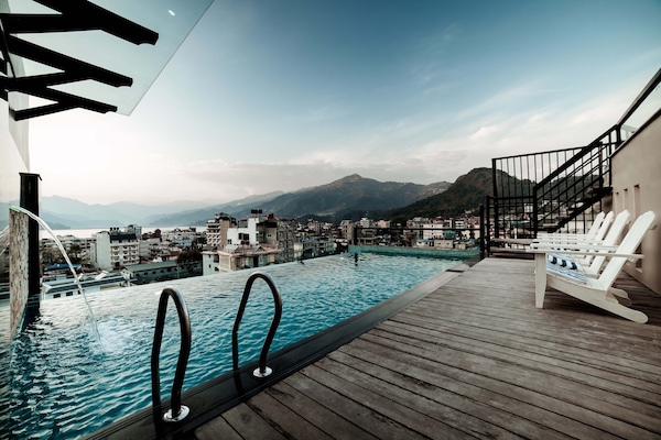 Piscina a l'aire lliure i para-sols