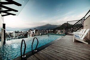 室外泳池；泳池傘