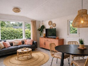 Smart TV, DVD player, books - StayatSas Tiny House Sam. Free WiFi, reserved parkingspace, kids & dogs welcome! (Epe)