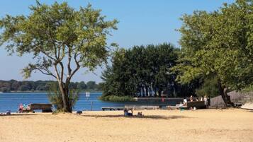 Playa en los alrededores y camastros