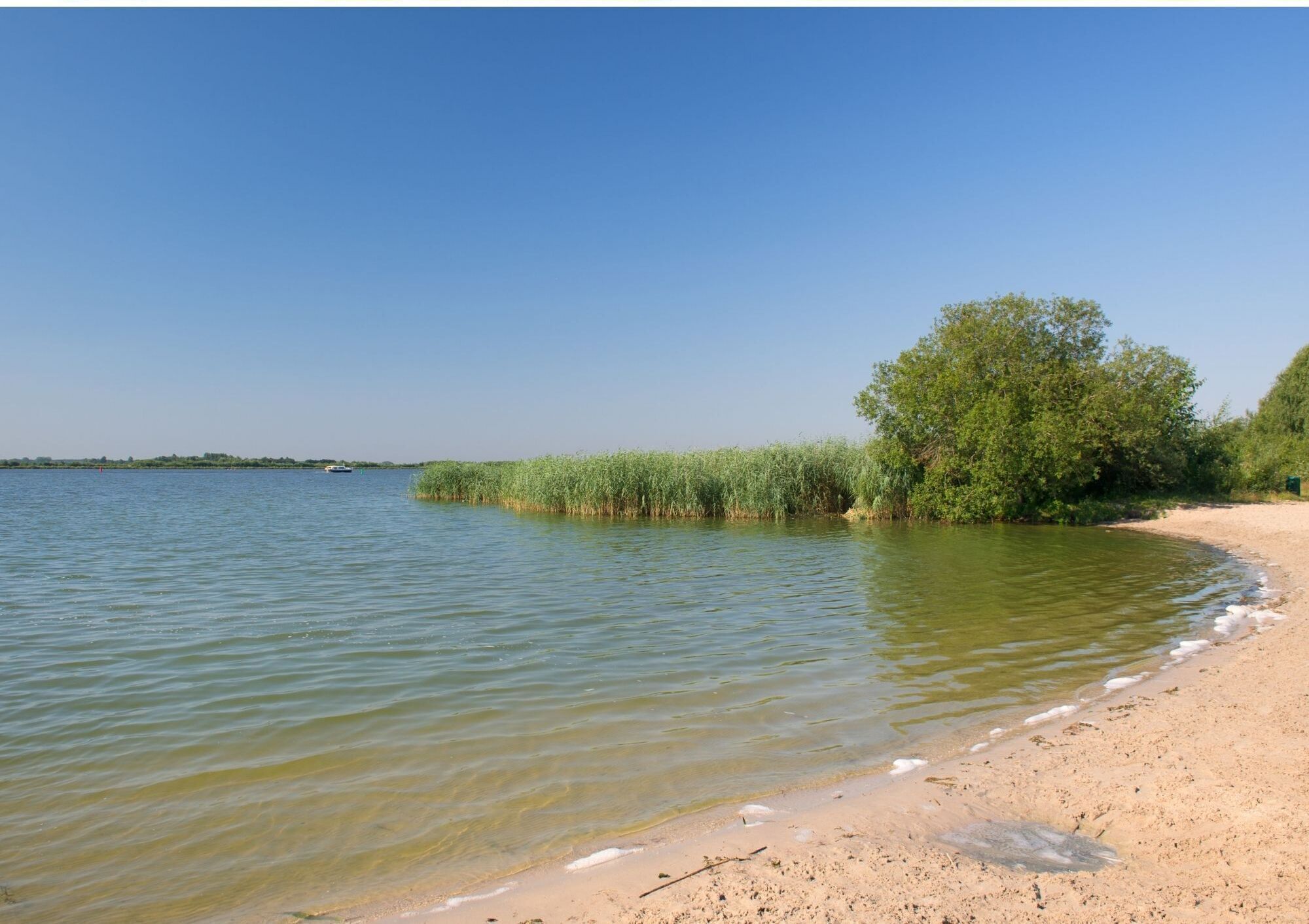 Ranta lähistöllä, aurinkotuoleja