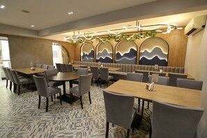 Restaurant - Hotel Privya Rooms and banquet Surat (Surat)