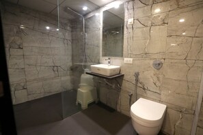 Shower, perlengkapan mandi gratis,  dan handuk