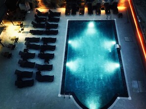 Una piscina al aire libre de temporada