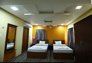 Premium bedding, free WiFi, bed sheets - The Ideal Nest (Kumbakonam)