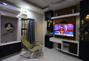 Family Room | 1 bedroom, premium bedding, free WiFi, bed sheets