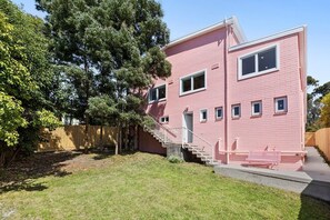 Exterior - The Pink Lodge (Lorne)