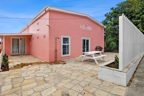 Outdoor dining - The Pink Lodge (Lorne)