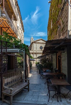 Outdoor dining - Spacious, bright apartment on the harbour for 4 to 6 people (Porto-Vecchio)