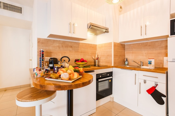 Een koelkast, een microgolfoven, een oven, een vaatwasser