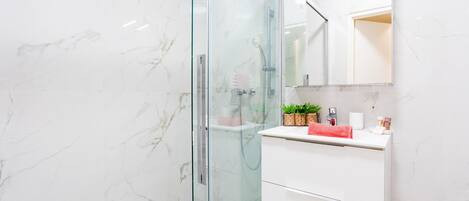 Shower, hair dryer, towels