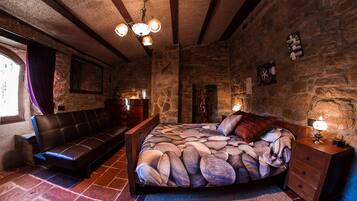 6 bedrooms, desk, free WiFi, bed sheets