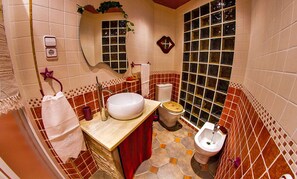 Dusch, hårtork, bidé och handdukar