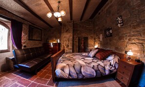 6 bedrooms, desk, free WiFi, bed sheets